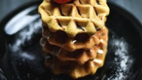 Pasti tak percaya kalau waffle ini dari lilin. Waffle bertopping buah strawberry ini dibuat oleh seorang pria asal India. Keren, ya! Foto: Instagram @wolf_star_008