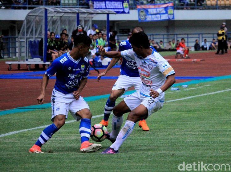 Persib Menang Tipis atas Arema 2-1 di Laga Persahabatan