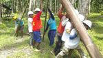 Ramai-ramai Angkut Tiang Listrik ke Pulau Morotai