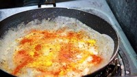 Papeda yang dijual di depan sekolah SD ini bukanlah papeda dalam arti sesungguhnya. Ini adalah telur dengan diberi aneka bumbu dan dililitkan dalam lidi dengan tambahkan dengan saus. Foto: Istimewa