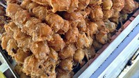 Cilok gulung telur ini sangat nikmat. Ciloknya kenyal dengan balutan telur yang gurih dan renyah. Nikmati dengan saus agar makin enak. Jajanan ini sering dijual di SD. Udah pernah coba belum? Foto: Instagram @dhikanov