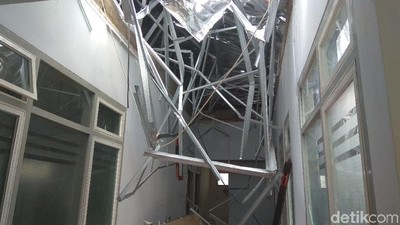 Penampakan Satu Ruangan RSAL Surabaya yang Ambruk