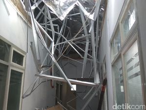 Penampakan Satu Ruangan RSAL Surabaya yang Ambruk
