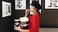 Sesekali model berdarah China dan Jerman ini juga makan popcorn lho. Jennifer mengaku suka popcorn asin maupun manis. Foto: Instagram jenniferbachdim