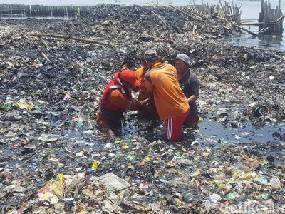 Penampakan Terkini Sampah di Teluk Jakarta yang Mulai Ambles