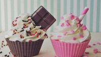 Ah, ini sih sayang banget buat mandi! Sabunnya terlalu gemesin buat dipakai. Taburan cokelat warna pink dan  cokelatnya juga terbuat dari sabun, lho. Foto: Instagram @shopthebumblebe