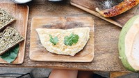 Tinggal di Bali membuat Jennifer gemar mengeksplor kuliner Pulau Dewata. Kali ini ia sedang menyantap roti, omelette dan kelapa muda di sebuah restoran di Canggu. Foto: Instagram jenniferbachdim