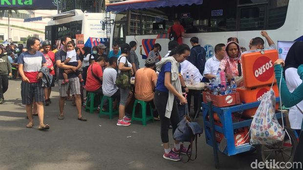 Samsat Jakarta Barat membuka pelayanan perpanjangan STNK keliling di Car Free Day (CFD).