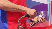 Mekanik membersihkan bagian motor balap MotoGP. Foto: Twitter/MotoGP