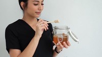 Wanita keturunan Jawa-Belanda ini ternyata punya cara agar tetap sehat, salah satunya dengan mengonsumsi madu manis. Foto: Instagram @tyasmirasih