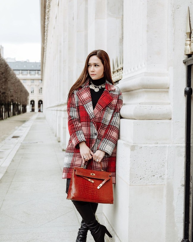 Maia Estianty memang dikenal sebagai kolektor Hermes. Berbagai koleksi Hermes dimilikinya. Mulai dari gelang, baju hingga tas Hermes langka yang harganya mencapai Rp 2 miliar. Foto: Instagram/Maia Estianty