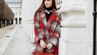 Maia Estianty tampil super stylish menjadi sorotan saat berada di Paris. Foto: Instagram/Maia Estianty