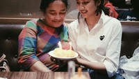 Kali ini Mikha yang memberikan surprise untuk sang mama berupa potongan kue ulang tahun. Foto: Instagram @miktambayong