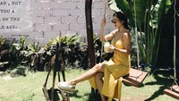 Begini gaya Jennifer saat menyeruput smoothies. Nampak Instagramable dengan pilihan pakaian dan tempat yang lucu ya? Foto: Instagram jenniferbachdim