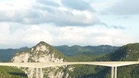 Jembatan Liuguanghe, China. Tinggi 297 m. Terletak di Guizhou, China. Foto: Dangerous Road