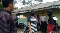 Dalam kasus ini, lanjut Suhariyono, pihaknya telah memintai keterangan 5 orang saksi. Antara lain pemilik warung kopi tempat waria V biasa mangkal, warga penemu mayat korban, waria V, AG dan R.