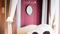 Jika pasangan lain memilih foto prewedding mereka di tempat terbuka dan mewah, kalau Tyas dan Raden lebih memilih membaca koran ditemani segelas air putih dan secangkir kopi hangat sebagai tema foto prewedding mereka. Foto: Instagram @tyasmirasih