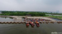 Sampah itu diangkut dengan menggunakan empat kapal fiber dan dikerjakan oleh kurang lebih 150 personel. Menurut Ari dalam pengangkutan sampah hari pertama petugas menemui sejumlah kendala. Salah satunya faktor cuaca dan pasang surutnya air laut.