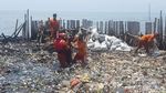 Penampakan Terkini Sampah di Teluk Jakarta yang Mulai Ambles