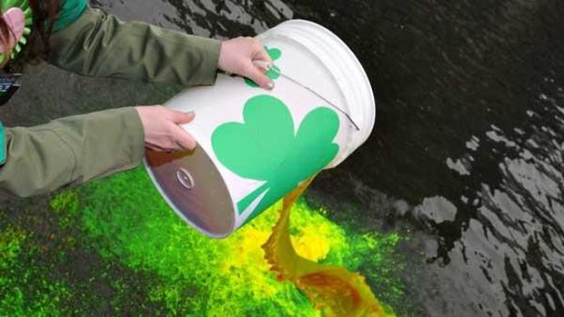 Proses mengubah warna sungai jadi hijau.