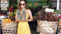 Model sexy ini nampaknya doyan makan buah ya. Kali ini ia memegang nanas saat berbelanja di pasar. Supporting local farmers instead of supporting expensive supermarkets!, tulis Jennifer. Foto: Instagram jenniferbachdim