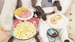 Lucunya! Aksi The Blueboys, Dua Anjing  yang Suka Ngemil Kue dan Popcorn