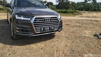 Di depan, terdapat lampu Matrix LED yang sudah bisa membaca seluruh hambatan di depan mobil ketika berkendara. Lampu daytime yang sudah LED pun tampak mewah dengan kesipitan yang pas. Tak sampai di sana, grill khas Audi yang bergaris krom dan besar serta berbentuk garis lurus membuat SUV tersebut tampak pas meski cukup lebar. Foto: Ruly Kurniawan