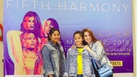 Ussy Pratama tengah menemani anak-anak perempuannya untuk menyaksikan penampilan Fifth Harmony belum lama ini. Foto: Instagram Ussy Pratama