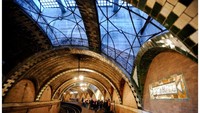 City Hall Station, New York City, AS. Stasiun kereta bawah tanah dihiasi ubin cantik berwarna cokelat membuatnya terlihat elegan. Jendela yang ada juga memberi karakter yang berbeda. Foto: Popular Mechanics