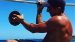 Pose Gokil Pemegang Rekor Dunia Chin Up di Atas Palang