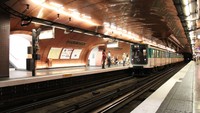 Stasiun Arts et Metiers, Paris, Perancis. Stasiun ini dindingnya terbuat dari tembaga dan roda bergerigi raksasa dan roda gerigi menghiasi langit-langit/Foto: Popular Mechanics