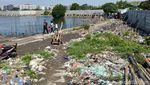 Foto: Pantai Marunda yang Penuh Sampah