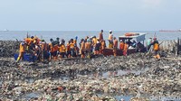 Pemprov DKI Jakarta pada hari pertama pembersihan, Sabtu (17/3), menerjunkan 150 petugas dan empat kapal fiber untuk proses pengangkutan. Total 19,3 ton sampah berhasil diangkut. Sampah-sampah itu lanjut dibersihkan pada Minggu (18/3). (Foto: Zunita Amalia Putri/detikcom)