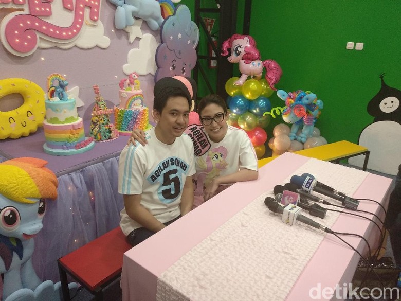 Gelar Pesta Ulang Tahun Anak, Suami Ayu Dewi: Ibunya Paling Heboh Gelar Pesta Ulang Tahun Anak, Suami Ayu Dewi: Ibunya Paling Heboh