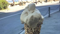 Sedang berlibur ke Italia, Mikha juga mencicip gelato cone dengan campuran cokelat dan cincangan kacang. Foto: Instagram @miktambayong