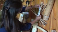 Wisatawan melihat koleksi barang di Museum Adat. Puluhan wisman sudah pernah datang ke sini. (Michelle de Jonker/detikTravel)