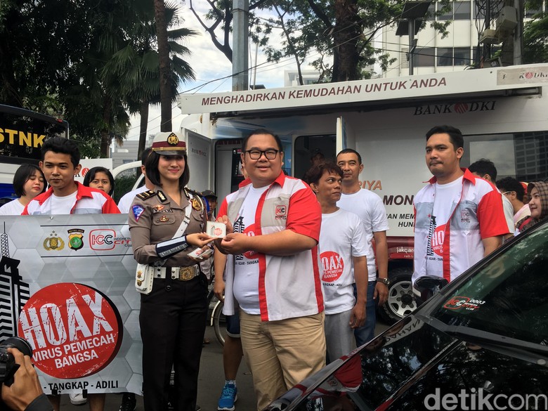 Polwan Cantik Bagi-bagi Stiker Antihoax ke Komunitas di HI Polwan Cantik Bagi-bagi Stiker Antihoax ke Komunitas di HI