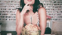 Dengan membuat ekspresi duck face, Jennifer siap menyantap kelapa di depannya. Wah, pasti segar nih diminum saat cuaca terik! Foto: Instagram jenniferbachdim
