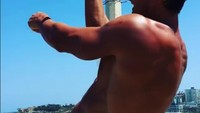 Tidak bisa sembarangan melakukan gerakan gokil Marcus Bondi. Otot prima dan latihan rutin jadi kuncinya. (Foto: Instagram/MarcusBondiBeach) 