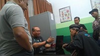 Tahir merupakan buron selama 8 tahun. 