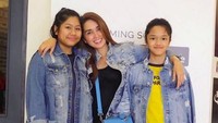 Ketiganya terlihat kompak mengenakan pakaian serba jeans atau denim. Foto: Instagram Ussy Pratama