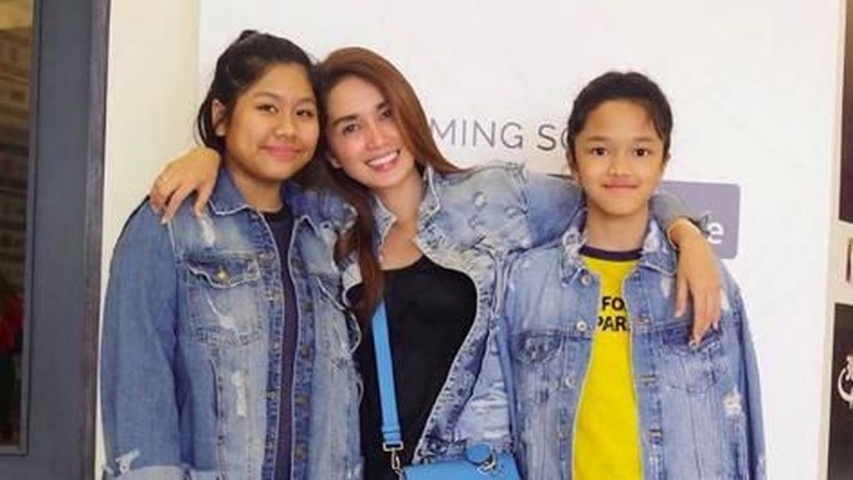 Cara Ussy Sulistiawaty Atasi Kecemburuan di Antara Anak-anaknya/ Foto: Instagram Ussy Pratama Cara Ussy Sulistiawaty Atasi Kecemburuan di Antara Anak-anaknya/ Foto: Instagram Ussy Pratama