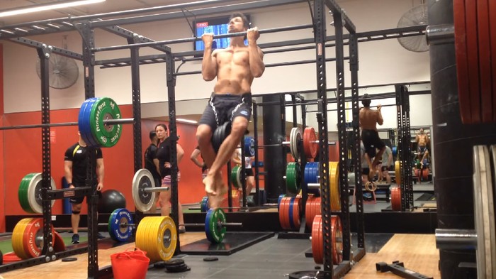 Marcus Bondi asal Australia memecahkan rekor chin up dengan beban terbanyak dalam satu menit. Ia memecahkan rekor dengan 30 chin up dalam semenit. Foto: Marcus Bondi/Youtube Marcus Bondi asal Australia memecahkan rekor chin up dengan beban terbanyak dalam satu menit. Ia memecahkan rekor dengan 30 chin up dalam semenit. Foto: Marcus Bondi/Youtube