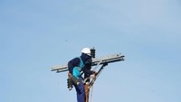 Tak mudah untuk melistriki pulau Morotai. Banyak tantangan yang harus dihadapi. Foto: Dok: PLN