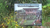Rumah adat Monibi yang layaknya seperti museum langka, karena menyimpan barang-barang kuno peninggalan zaman dulu (Michelle de Jonker/detikTravel)