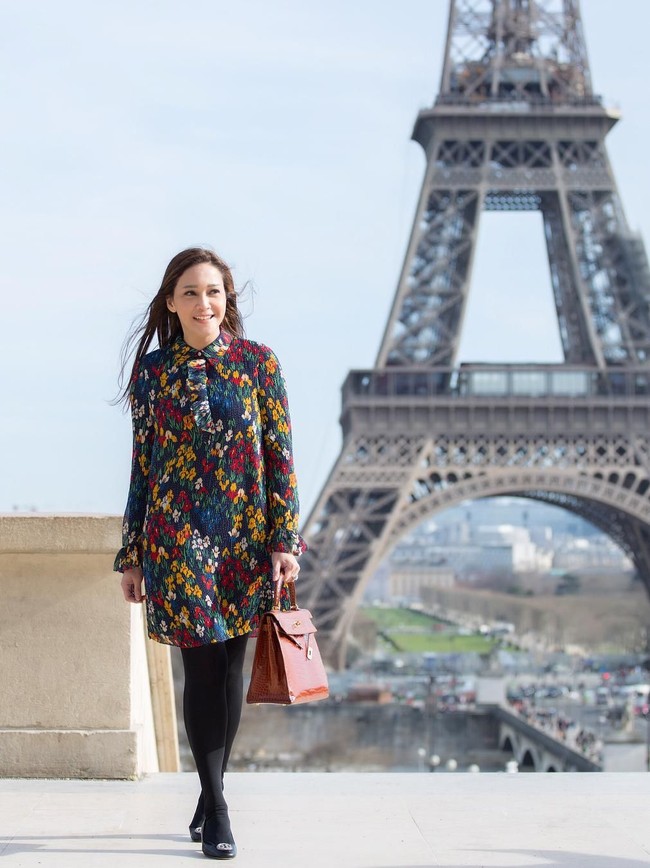 Berpose dengan latar belakang Menara Eifel, Maia Estianty tampil stylish dalam balutan dress Tory Burch. Dress Tory Burch yang dipakai Maia merupakan seri Livia Dress yang di situs resminya dijual seharga 395 Euro. Dia juga membawa tas Hermes Kelly. Foto: Instagram/Maia Estianty