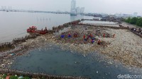 Lautan sampah di Teluk Jakarta itu tengah menjadi sorotan. Pembersihan baru mulai dilakukan pada Sabtu (17/3). Total ada 19,34 ton sampah yang diangkut pada Sabtu kemarin.