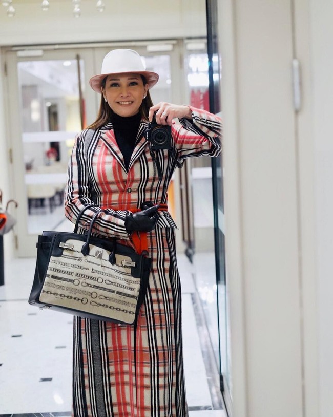 Tas Hermes yang dibawa Maia Estianty ini merupakan seri Birkin 35 De Camp Dechainee Toile And Black Veau Swift Palladium Hardware. Pada situs eBay, tas Hermes ini dijual seharga US $34,995.00 atau sekitar Rp 479 jutaan. Foto: Instagram/Maia Estianty