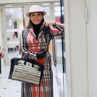 Tas Hermes yang dibawa Maia Estianty ini merupakan seri Birkin 35 De Camp Dechainee Toile And Black Veau Swift Palladium Hardware. Pada situs eBay, tas Hermes ini dijual seharga US $34,995.00 atau sekitar Rp 479 jutaan. Foto: Instagram/Maia Estianty