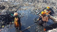 Meski harus bekerja keras membersihkan tumpukan sampah di Teluk Jakarta, petugas mengaku tetap semangat (Foto: Zunita Amalia Putri/detikcom)